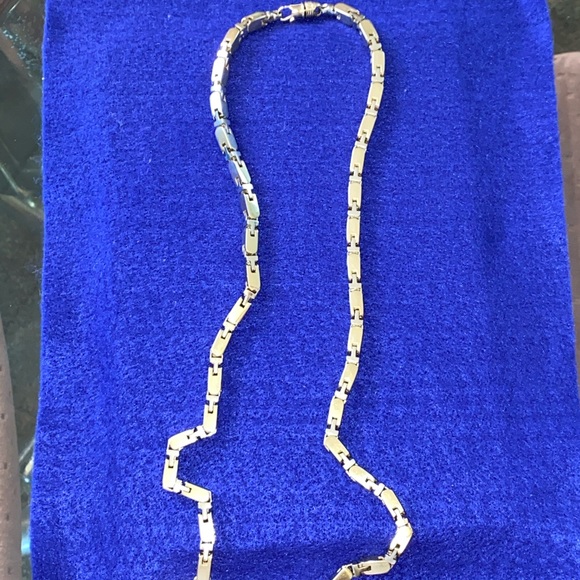 26 inch Yellow Gold and White Gold Chain. - Picture 1 of 4